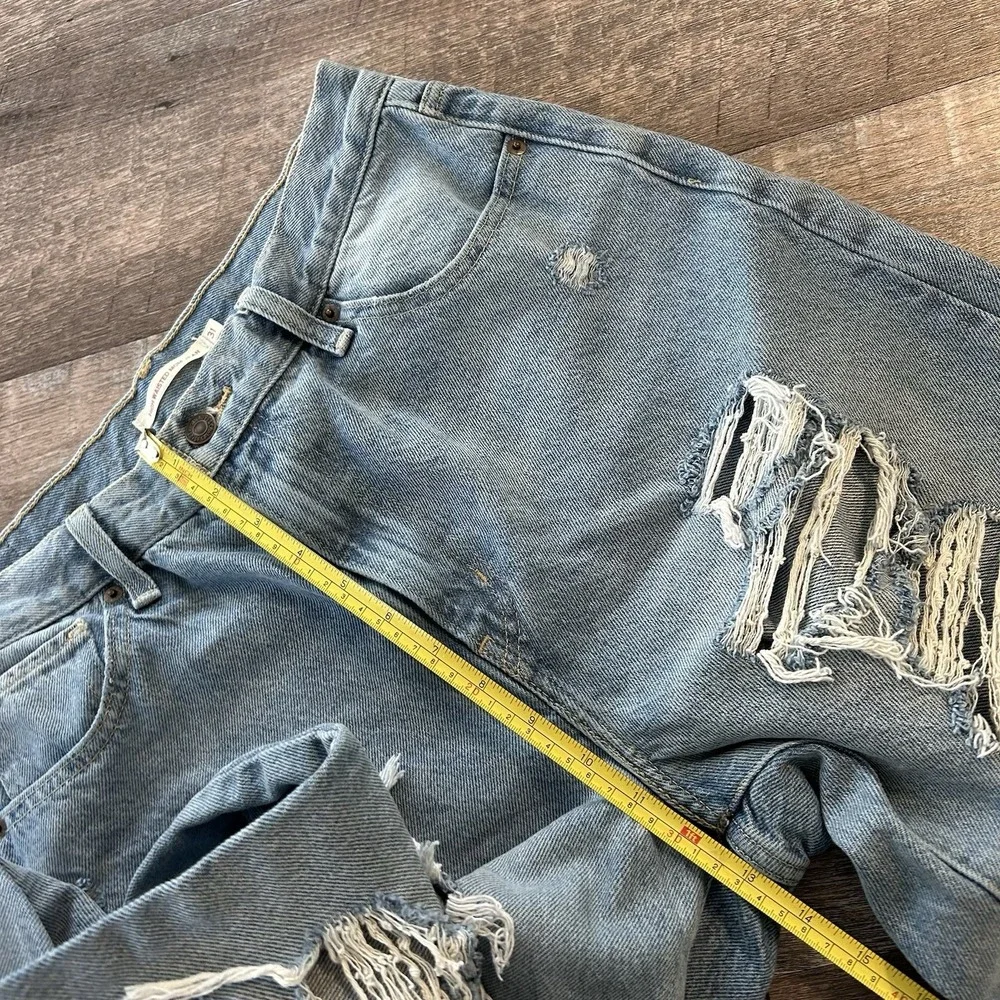 Levi's High Waisted Mom Jeans Distressed Light Wash Denim Womens 31x27.5